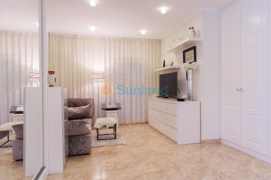 Resale - Villa - Torrevieja - 