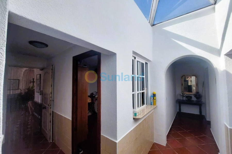 Resale - M - La Marina