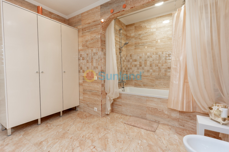 Resale - Villa - Torrevieja - 