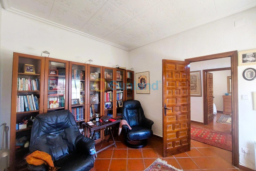 Resale - M - La Marina