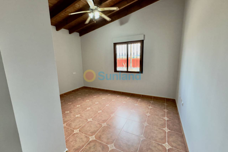 Resale - Country house - Orihuela