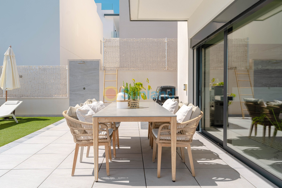 Segunda mano - Chalet - San Miguel de Salinas - Urbanizaciones