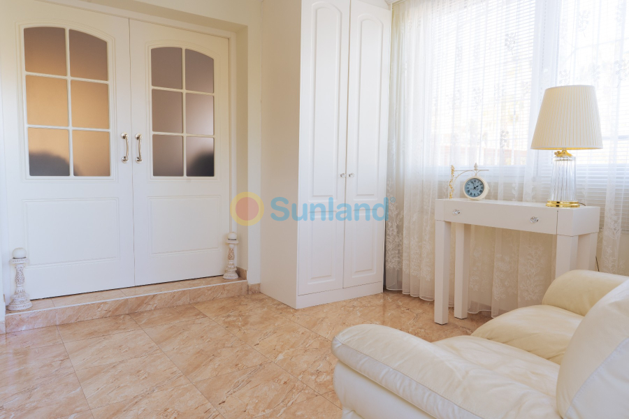 Resale - Villa - Torrevieja - 