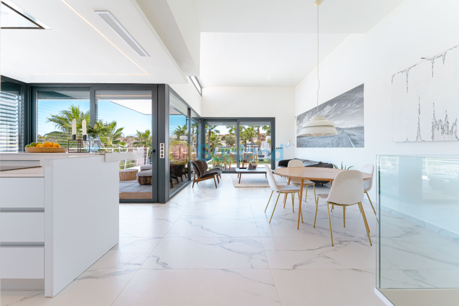 Segunda mano - Chalet - San Miguel de Salinas - Urbanizaciones