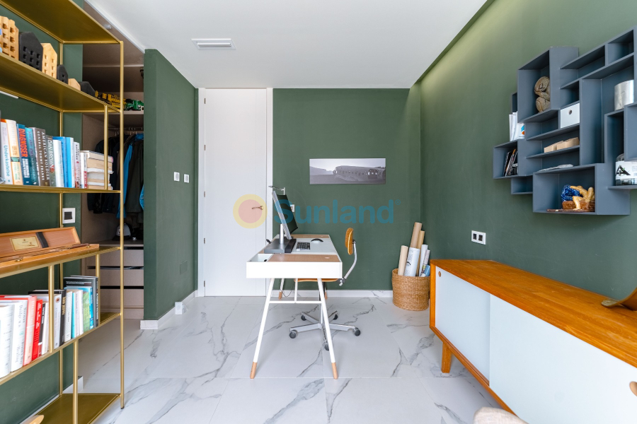 Segunda mano - Chalet - San Miguel de Salinas - Urbanizaciones