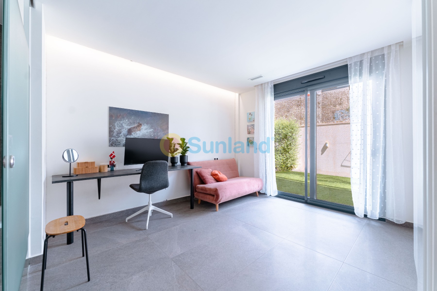 Segunda mano - Chalet - San Miguel de Salinas - Urbanizaciones