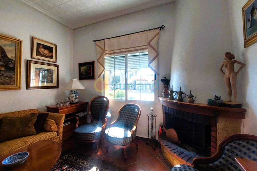 Resale - M - La Marina