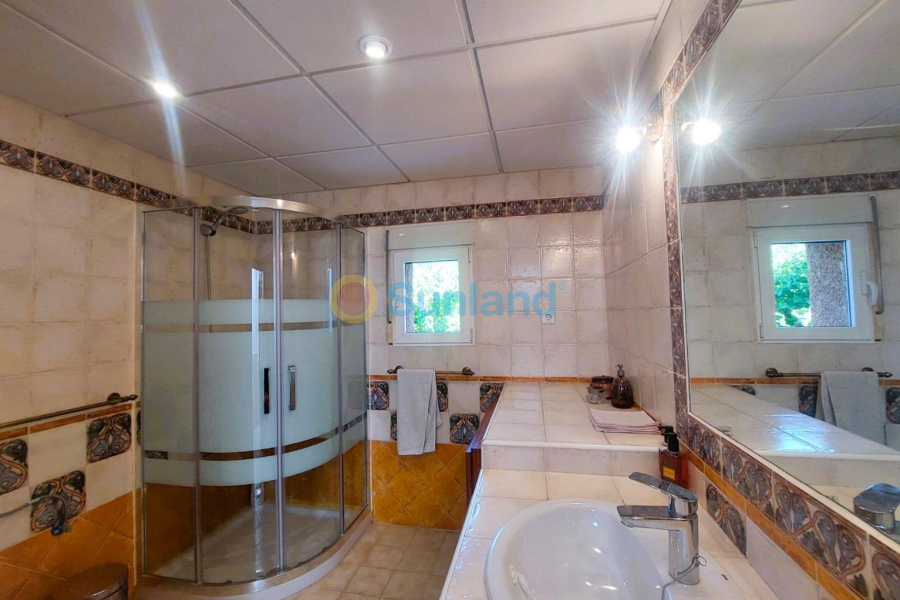 Resale - M - La Marina