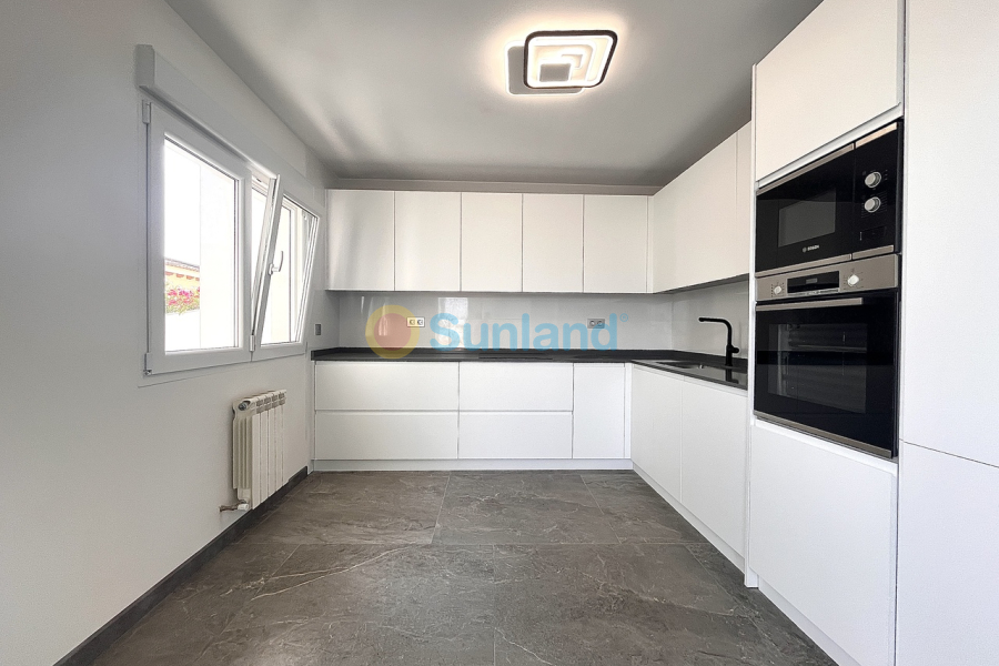 Resale - V - Los Balcones