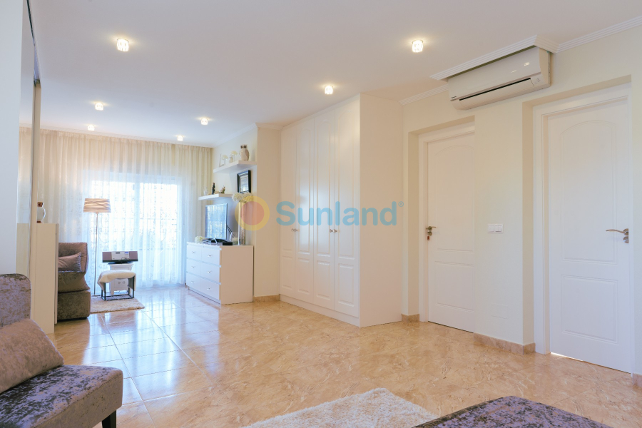 Resale - Villa - Torrevieja - 