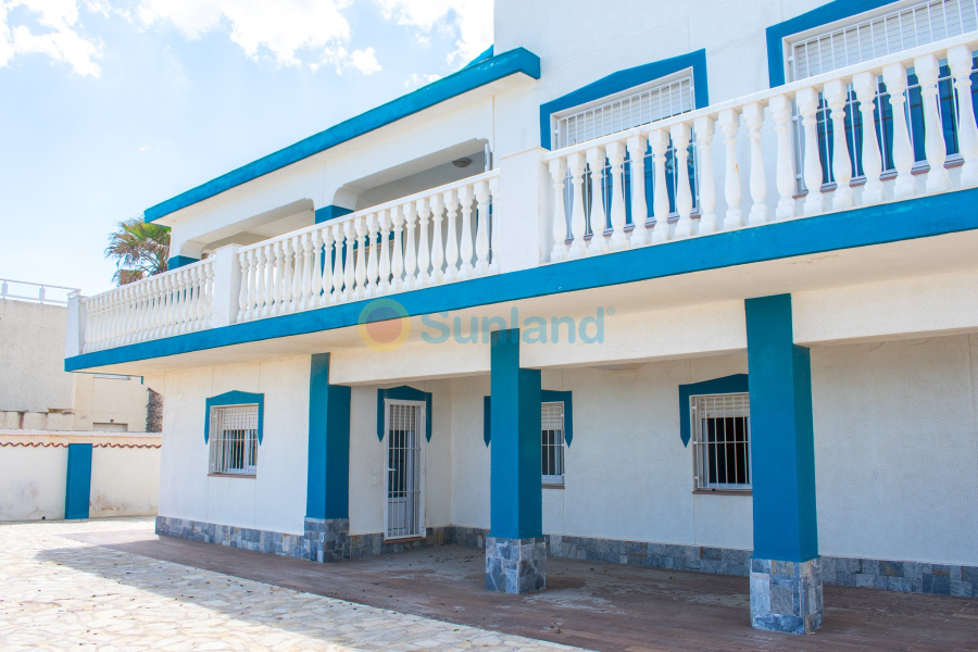 Resale - Villa - La Manga del Mar Menor - 