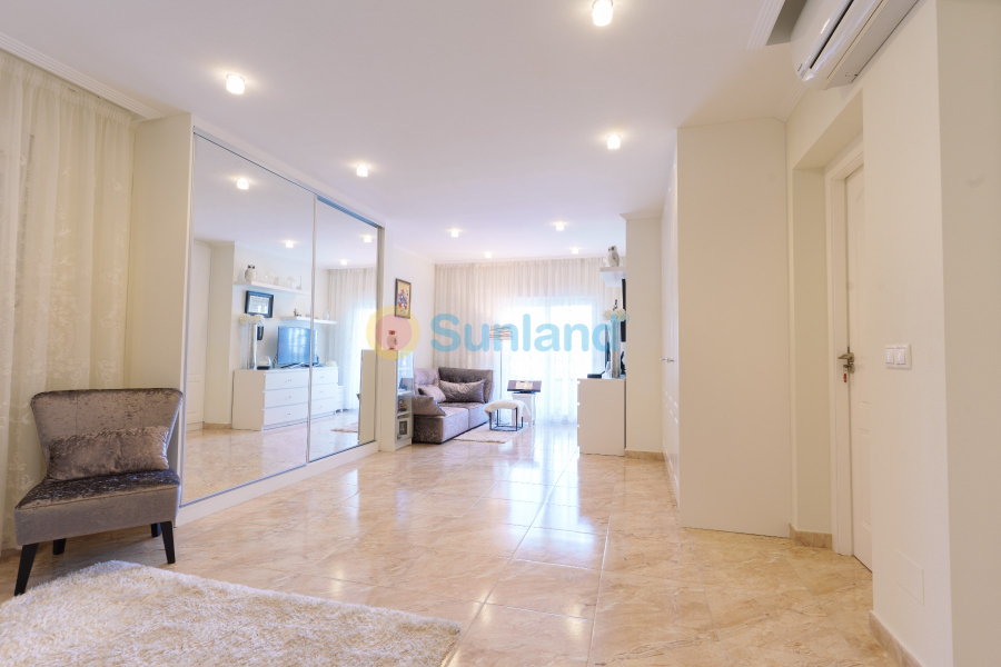 Resale - Villa - Torrevieja - 