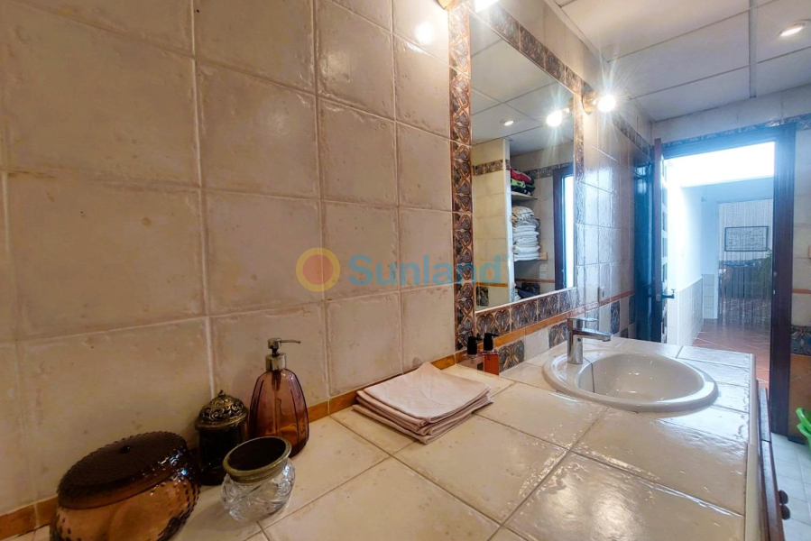 Resale - M - La Marina