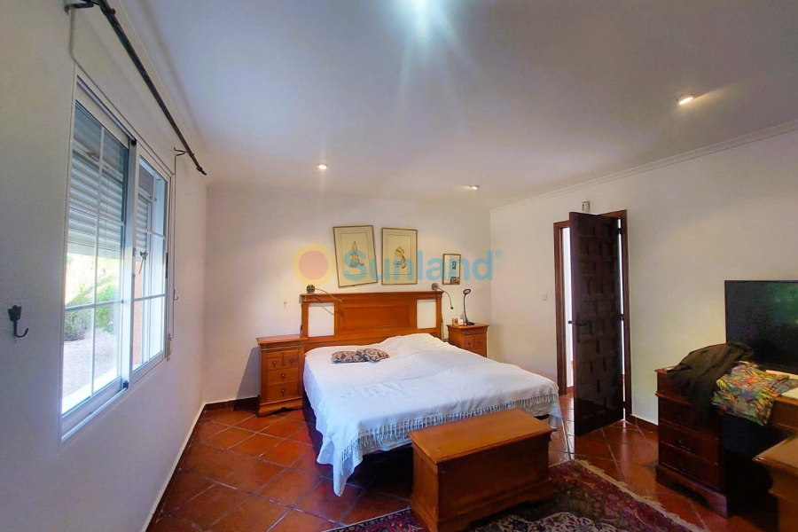 Resale - M - La Marina