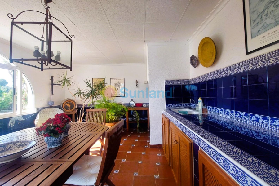 Resale - M - La Marina