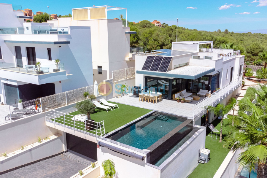 Segunda mano - Chalet - San Miguel de Salinas - Urbanizaciones