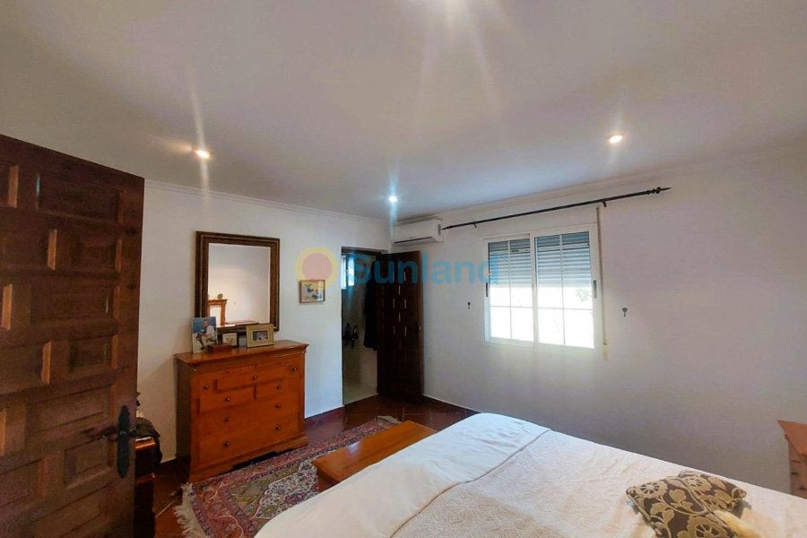 Resale - M - La Marina