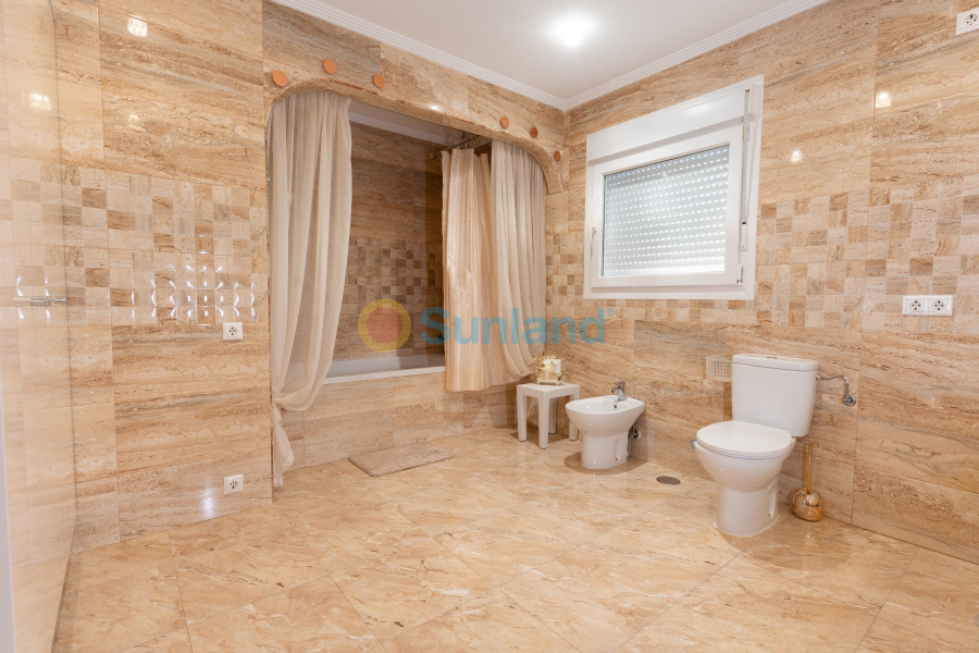 Resale - Villa - Torrevieja - 