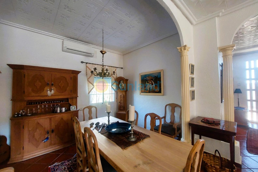 Resale - M - La Marina